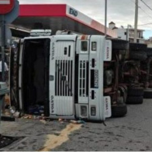 Σοκ στη Βάρη: Νταλίκα ανατράπηκε με φορτίο σακιών γεμάτα χώμα – Σοβαρό τροχαίο προκαλεί κυκλοφοριακό χάος
