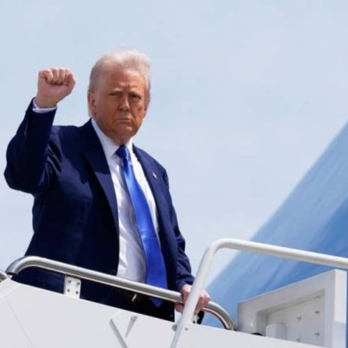 ΑΠΟΚΛΕΙΣΤΙΚΌ: Ο ΤΡΑΜΠ ΑΠΟ ΤΗΝ ΜΙΑ ΑΠΑΙΤΕΙ ΤΟ ΝΟΜΠΕΛ ΕΙΡΗΝΗΣ ΚΑΙ ΑΠΟ ΤΗΝ ΑΛΛΗ ΜΕΤΑΦΈΡΕΙ ΤΑΚΤΙΚΑ ΠΥΡΗΝΙΚΑ ΣΕ ΒΡΕΤΑΝΙΚΟ ΕΔΑΦΟΣ