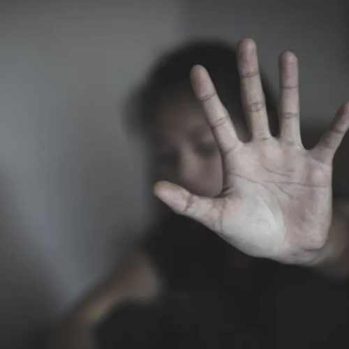 Ηράκλειο: Γυναίκα καταγγέλλει πρώην αστυνομικό για ξυλοδαρμό και τραβήγματα μαλλιών!