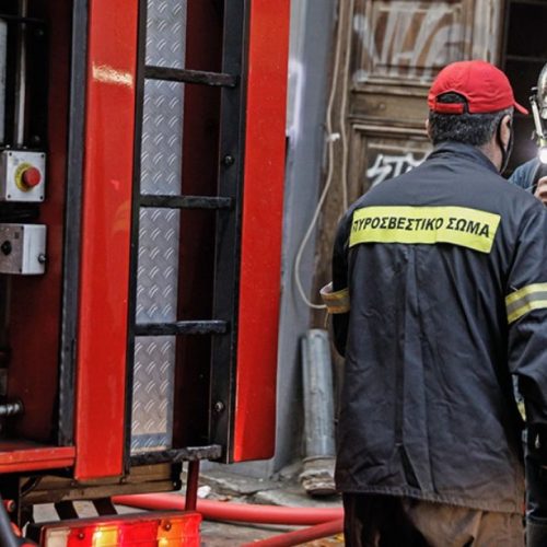 Συναγερμός στο κέντρο της Αθήνας: Φωτιά σε εγκαταλελειμμένο κτίριο – Κλειστή η Σοφοκλέους!