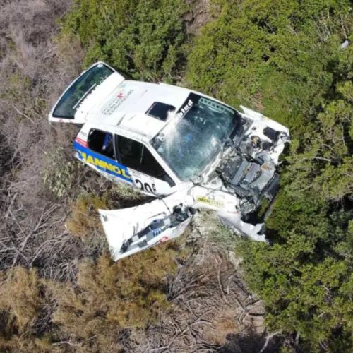 Σοκ στην Κρήτη: Αγωνιστικό σε ράλι «πέφτει» σε γκρεμό – Οδηγός αποχαιρετά το «λιοντάρι» του