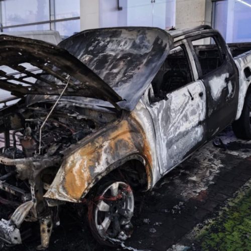 Φωτιά-Μυστήριο στη Νέα Χαλκηδόνα: Εμπρησμός πίσω από την καταστροφή; 5 αυτοκίνητα έγιναν στάχτη σε έκθεση