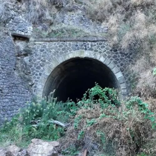 «Το Άουσβιτς της Φθιώτιδας»: Το φρικτό στρατόπεδο στα Καρυές που στοίχειωσε την ιστορία του Β’ Παγκοσμίου Πολέμου
