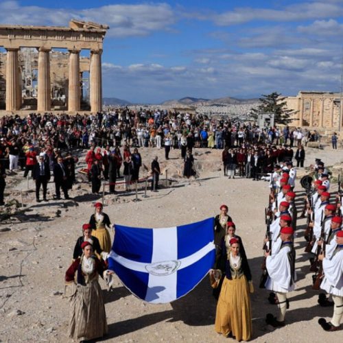 81 χρόνια Ελεύθερη Αθήνα – Συγκίνηση στην έπαρση της σημαίας στην Ακρόπολη, μήνυμα Δένδια για την ιστορική ημέρα
