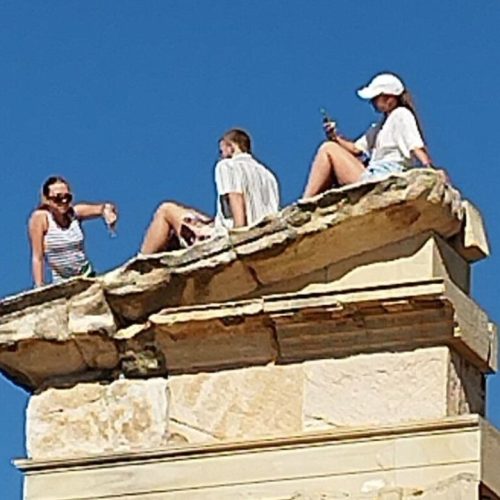 Σάλος στη Λεμεσό: Τουρίστες Κάνουν Ηλιοθεραπεία πάνω στον Αρχαίο Ναό του Απόλλωνα Υλάτη