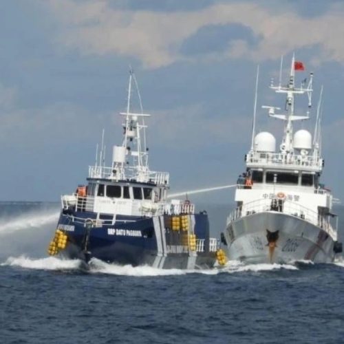 Ένταση στη θάλασσα: Σκάφος της κινεζικής ακτοφυλακής επιτίθεται με υδάτινο κανόνι σε Φιλιππινέζους λιμενικούς – Χτυπήθηκε και το πλοίο τους