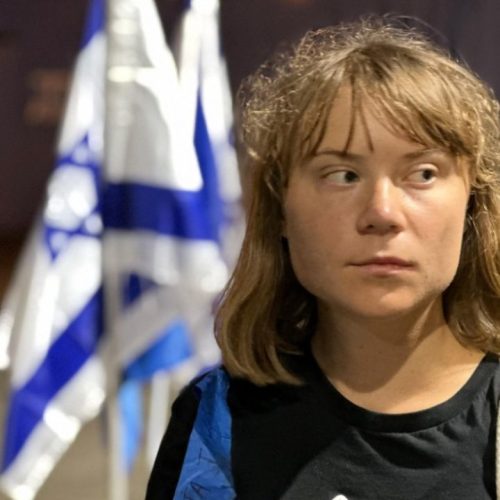 Σοκ στο Ισραήλ: Η Τούνμπεργκ στο αεροπλάνο που επαναπατρίζει τους 27 Έλληνες