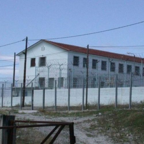 Χάος στις φυλακές Κασσαβέτειας: Επεισόδια με κρατούμενους και φωτιές