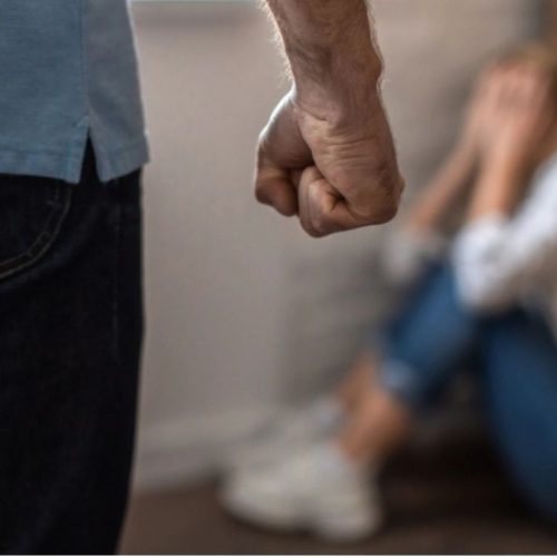 Κορωπί: Τρόμος στο σπίτι – 50χρονος ξυλοκόπησε τη σύντροφό του μπροστά στα παιδιά τους!
