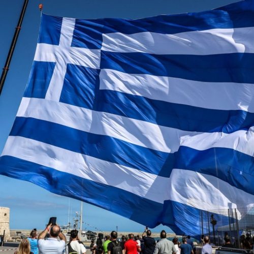 Κρήτη: Υψώθηκε γιγαντιαία ελληνική σημαία 1.440 τ.μ. – Συγκλονιστικές εικόνες περηφάνιας!