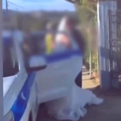 Νύφη «εισβάλλει» στην εκκλησία με περιπολικό της ΕΛ.ΑΣ. – Το απίθανο βίντεο που κάνει τον γύρο του διαδικτύου!