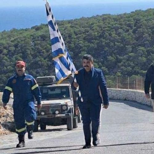 Συγκίνηση στη Γαύδο: Οι κάτοικοι παρέλασαν μόνοι τους, κρατώντας τη σημαία χωρίς μαθητές