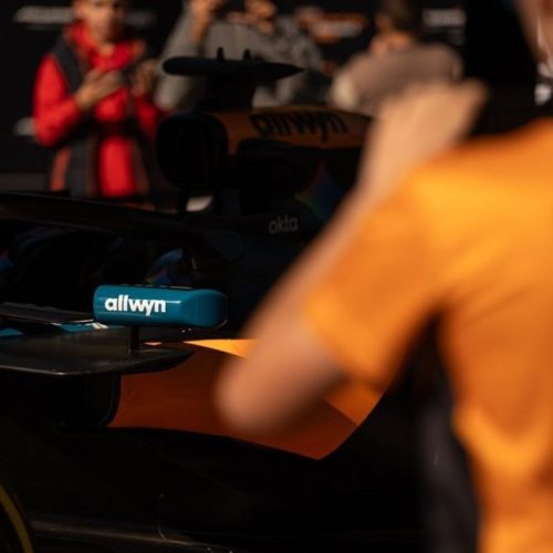 Η McLaren F1 Team Παγκόσμια Πρωταθλήτρια και η Λάρισα στα πορτοκαλί!