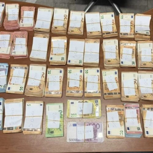 Ομόνοια: Έπιασαν 58χρονο με 237.000€ και λαθραία ηλεκτρονικά τσιγάρα