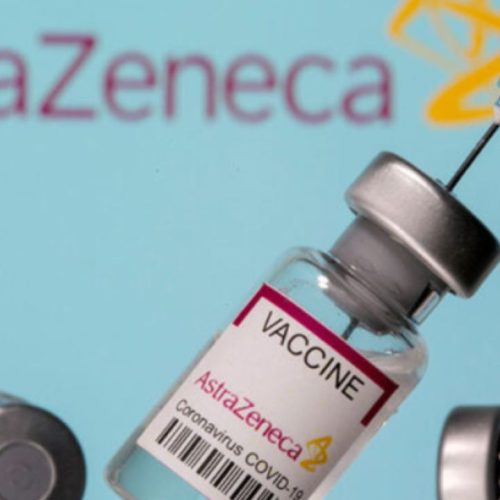 Αποζημίωση θα κληθεί να πληρώσει το ελληνικό Δημόσιο στους συγγενείς μιας 61χρονης που πέθανε εξαιτίας εμβολιασμού με το εμβόλιο Vaxzevria της εταιρείας AstraZeneca κατά του COVID-19.