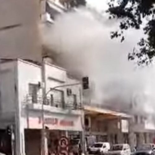 Θεσσαλονίκη σε σοκ: Γυναίκα βρέθηκε χωρίς τις αισθήσεις της σε φλεγόμενο διαμέρισμα στη Νεάπολη – Δραματικές εικόνες από το σημείο