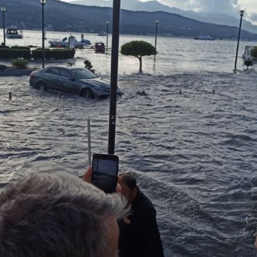 Εισβολή στη Σάμο – Τσουνάμι οι καραβιές των λαθρομεταναστών – Πανηγυρίζει η Βολουδάκη