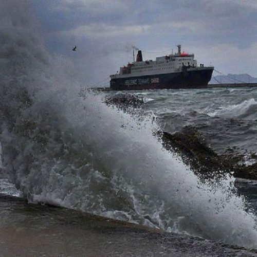 Θύελλα στις Κυκλάδες διέλυσε τροχόσπιτο – Απαγορευτικό απόπλου έως το βράδυ (ΒΙΝΤΕΟ)