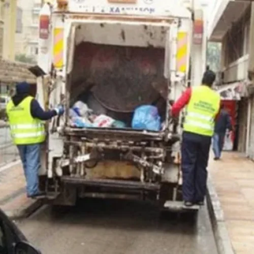 Στο νοσοκομείο υπάλληλος καθαριότητας που έπεσε από απορριμματοφόρο
