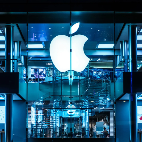 Η Apple ετοιμάζει AI καρφίτσα για να μη μείνει πίσω στην κούρσα της τεχνητής νοημοσύνης