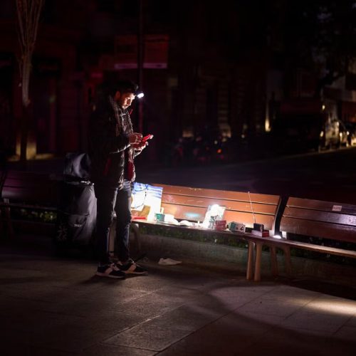 «Σύμπτωση» ή κάτι παραπάνω; – Η Βρετανία πλήττεται από ασυνήθιστη δραστηριότητα στο ηλεκτρικό δίκτυο λίγες ώρες πριν από τις διακοπές ρεύματος στην Ισπανία και την Πορτογαλία