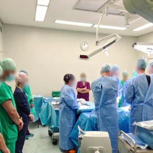 «Συγκινητική στιγμή» στο Πανεπιστημιακό Νοσοκομείο Πάτρας: Οι γιατροί «τιμούν» τον 14χρονο Σπύρο πριν τη λήψη των οργάνων του