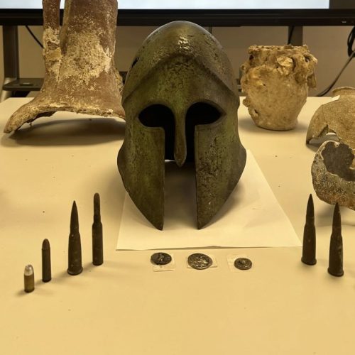 «Χειροπέδες» σε αρχαιοκάπηλο – Βρέθηκαν μεταξύ άλλων αμφορείς και περικεφαλαία