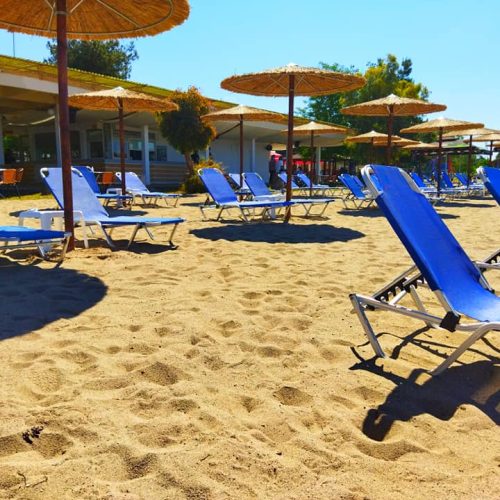 Καμίνι η Θεσσαλονίκη: Κοσμοσυρροή στην πλαζ της Αρετσούς – Βουτιές στον Θερμαϊκό