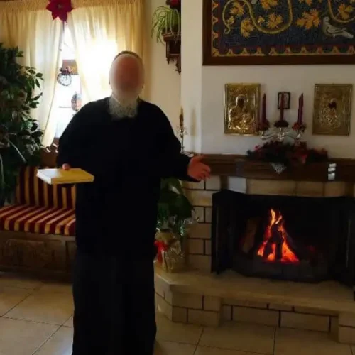 Λαμία: «Με συνέλαβαν τα γαϊδούρια!» – Οργισμένη αντίδραση αρχιμανδρίτη μετά από μυστήριο στο νεκροκρέβατο