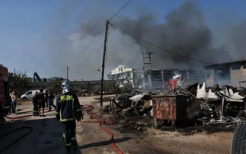 11 τραυματίες, τρεις οι διασωληνωμένοι, από τη μεγάλη φωτιά σε επιχείρηση στον Ασπρόπυργο
