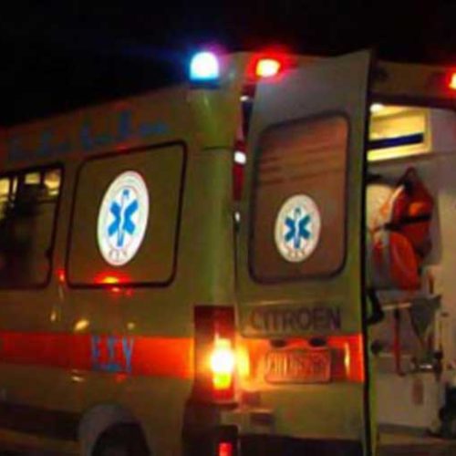 Αίγινα: Ξανά δεν υπήρχε οδηγός για ασθενοφόρο – «Μετέφεραν» γυναίκα με ράσα κληρικού για φορείο