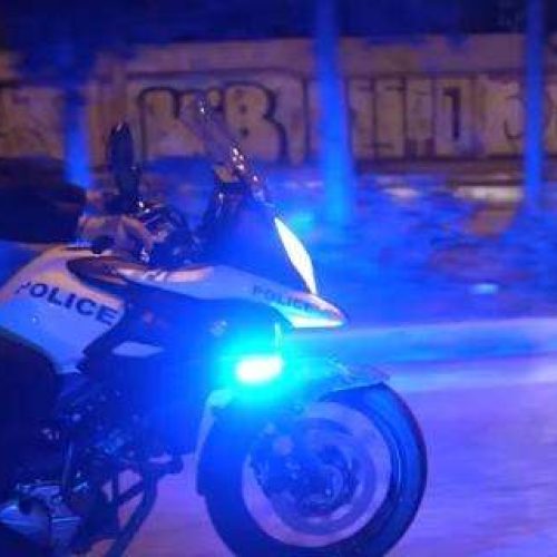 Συναγερμός στην ΕΛ.ΑΣ. για περιστατικό με άνδρα που επιτέθηκε στη μητέρα του
