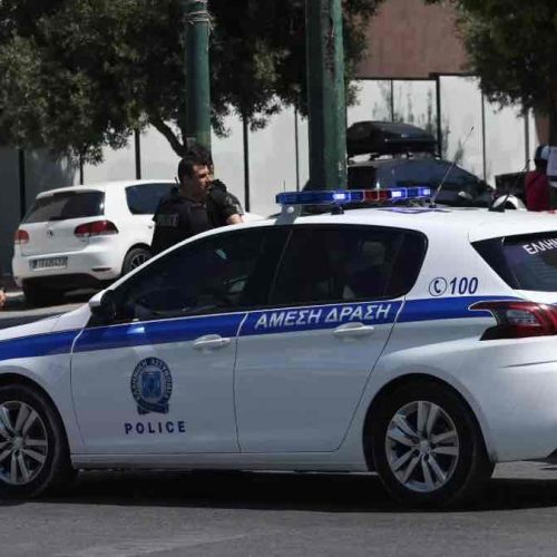 Διάρρηξη αυτοκινήτου μέρα μεσημέρι – Απίστευτη η λεία των δραστών