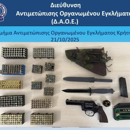 Σύλληψη 57χρονου για όπλα και ηλεκτρονικές επικοινωνίες – Κατασχέθηκαν από ασύρματοι μέχρι ξιφολόγχες