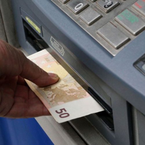 Πρωτοφανές περιστατικό στον Πύργο: ΑΤΜ πέταξε δεσμίδα με πενηντάευρα χωρίς συναλλαγή
