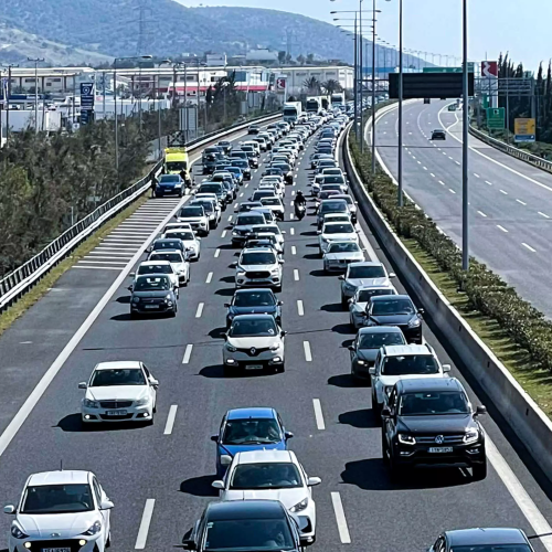 Σοβαρό τροχαίο και κυκλοφοριακά προβλήματα στην Αττική Οδό – Τι συνέβη;