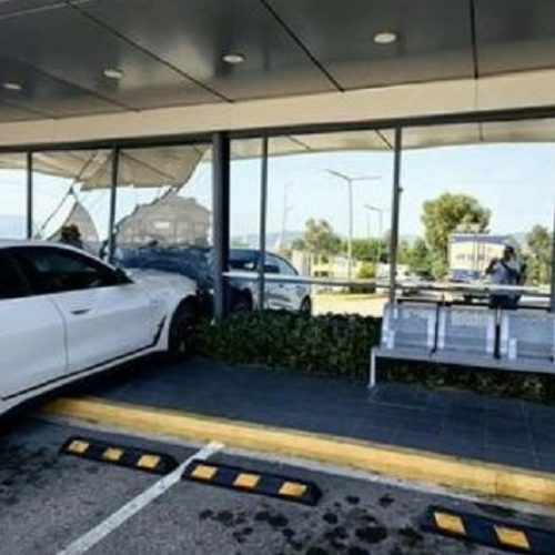 Αυτοκίνητο «προσέκρουσε» σε τζαμαρία σούπερ μάρκετ στην Πάτρα