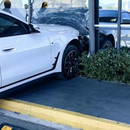 Επικίνδυνοι χειρισμοί – Οδηγός «εισέβαλε» με το αμάξι σε σούπερ μάρκετ! [ΦΩΤΟ]