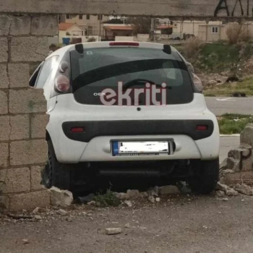 Αυτοκίνητο στο Ηράκλειο έπεσε σε τοίχο και τον διαπέρασε