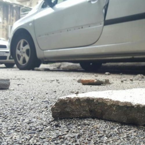 «Κομμάτια» ΤΣΙΜΕΝΤΩΝ έπεσαν από 3ο όροφο κτιρίου – «ΑΠΟ ΘΑΥΜΑ» δεν υπήρξαν «θύματα»