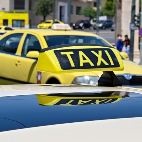 Συνελήφθη οδηγός ταξί που κατηγορείται ότι απείλησε οικογένεια τουριστών και της απέσπασε 600 ευρώ