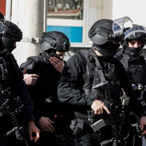 «Mυστική» αστυνομική επιχείρηση – Βρέθηκε βαρύς οπλισμός και 500.000 ευρώ