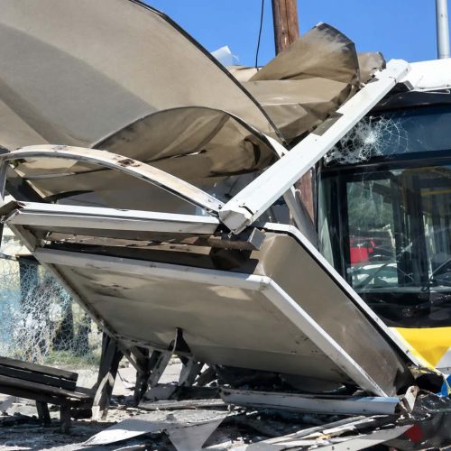Θεσσαλονίκη: Λεωφορείο έπεσε σε στάση όπου περίμενε κόσμος