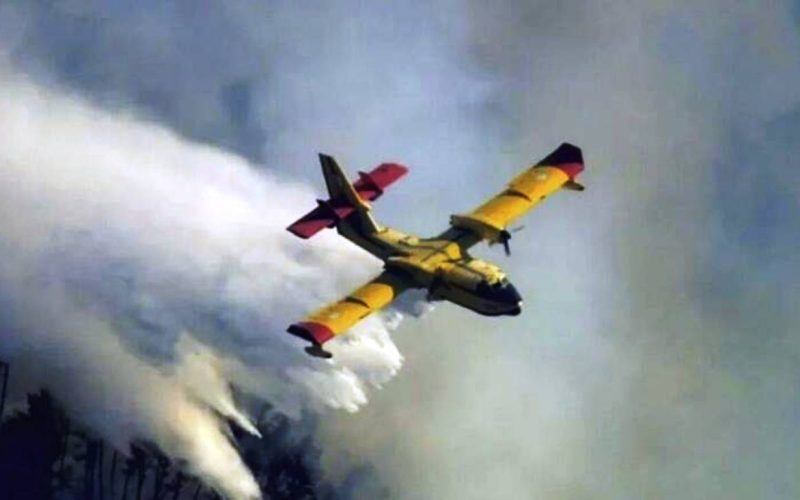 Φωτιά στο Αίγιο: Ολονύχτια μάχη στις Νεραντζιές – Επιχειρούν τέσσερα αεροσκάφη και δύο ελικόπτερα