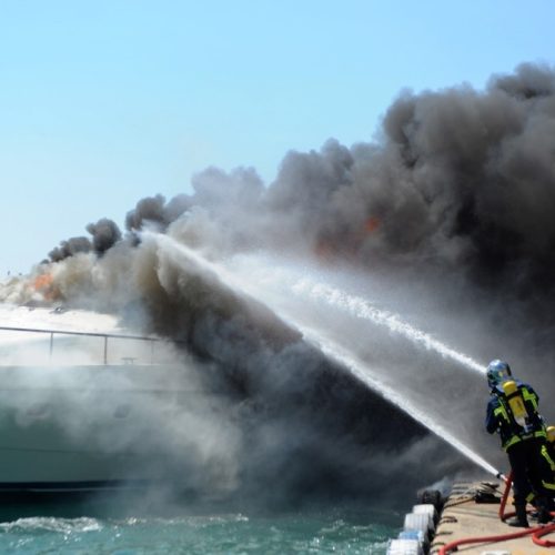 Φωτιά «καταπίνει» θαλαμηγό – Υπήρχαν επιβαίνοντες!