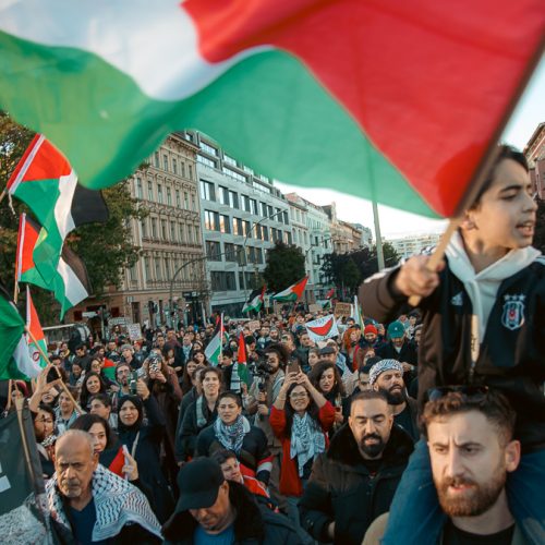 Βερολίνο: Μαζική πορεία υπέρ της Παλαιστίνης με χιλιάδες διαδηλωτές!