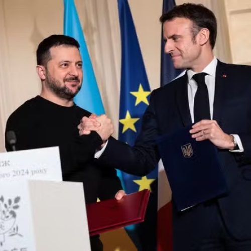 Μακρόν: Μόνο ο Ζελένσκι μπορεί να διαπραγματευτεί συμφωνία για το έδαφος της Ουκρανίας