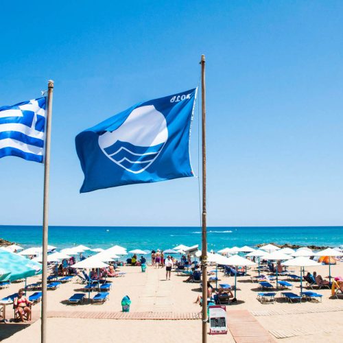 Δώδεκα παραλίες έχασαν τη «Γαλάζια Σημαία» – Ποιες είναι και γιατί;