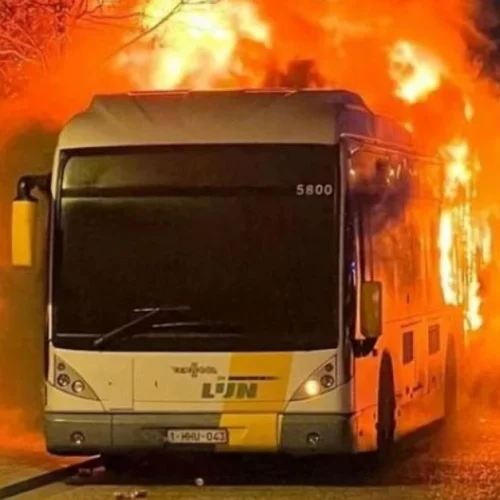 Στις φλόγες λεωφορείο που μετέφερε οπαδούς από πυρσούς που άναψαν μέσα στο όχημα