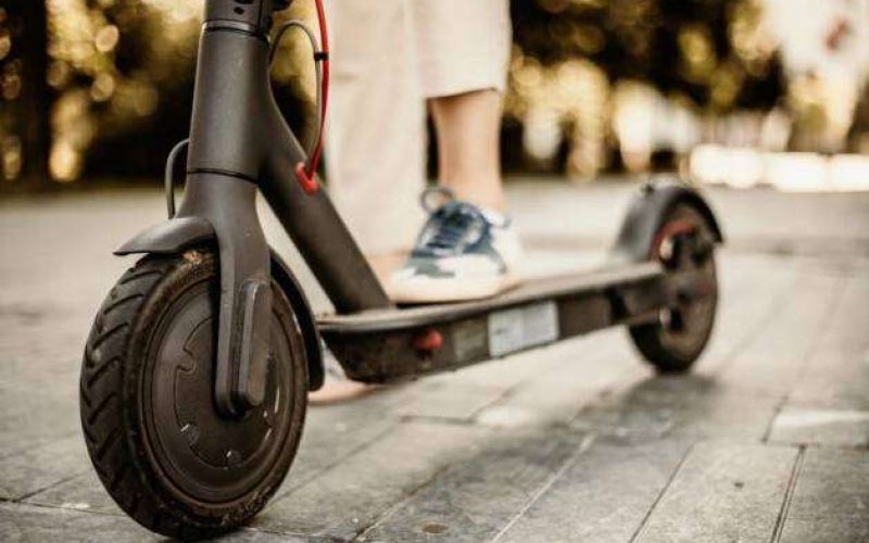 Συνελήφθη 20χρονος αλλοδαπός που παρέσυρε με πατίνι και εγκατέλειψε δικυκλιστή